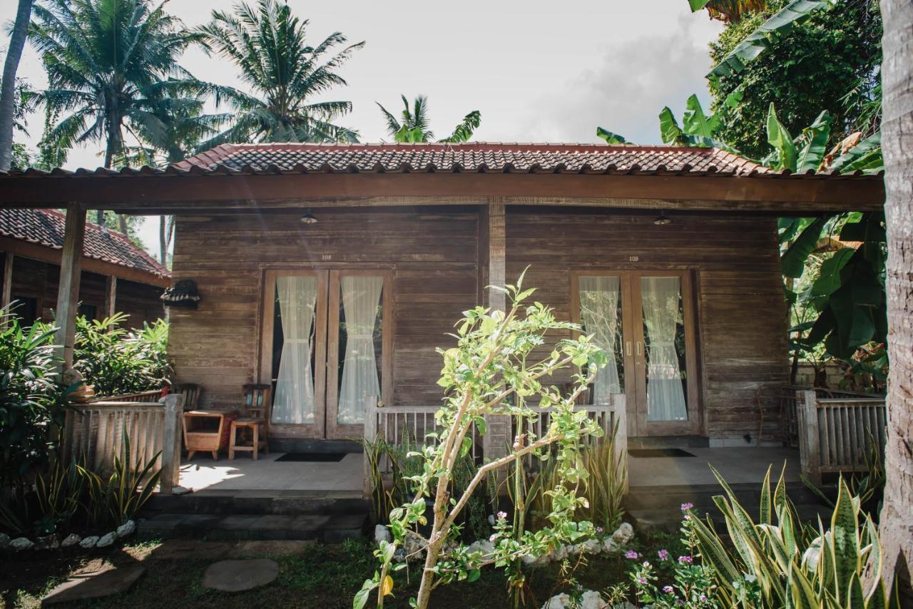 Acala Hostel & Reef Bar Toyapakeh Bagian luar foto