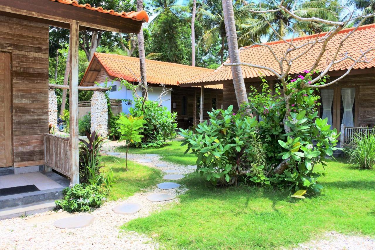 Acala Hostel & Reef Bar Toyapakeh Bagian luar foto