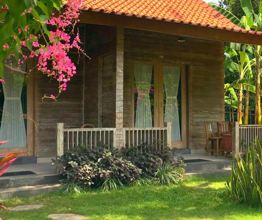 Acala Hostel & Reef Bar Toyapakeh Bagian luar foto